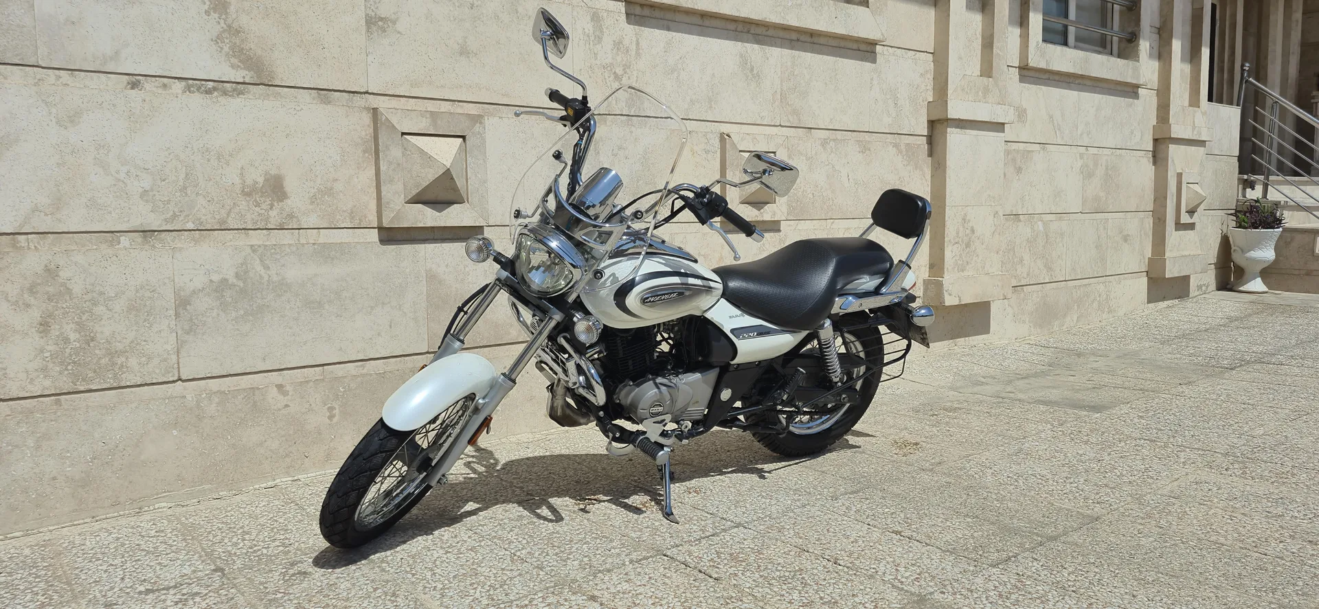 باجاج اونجر 220
