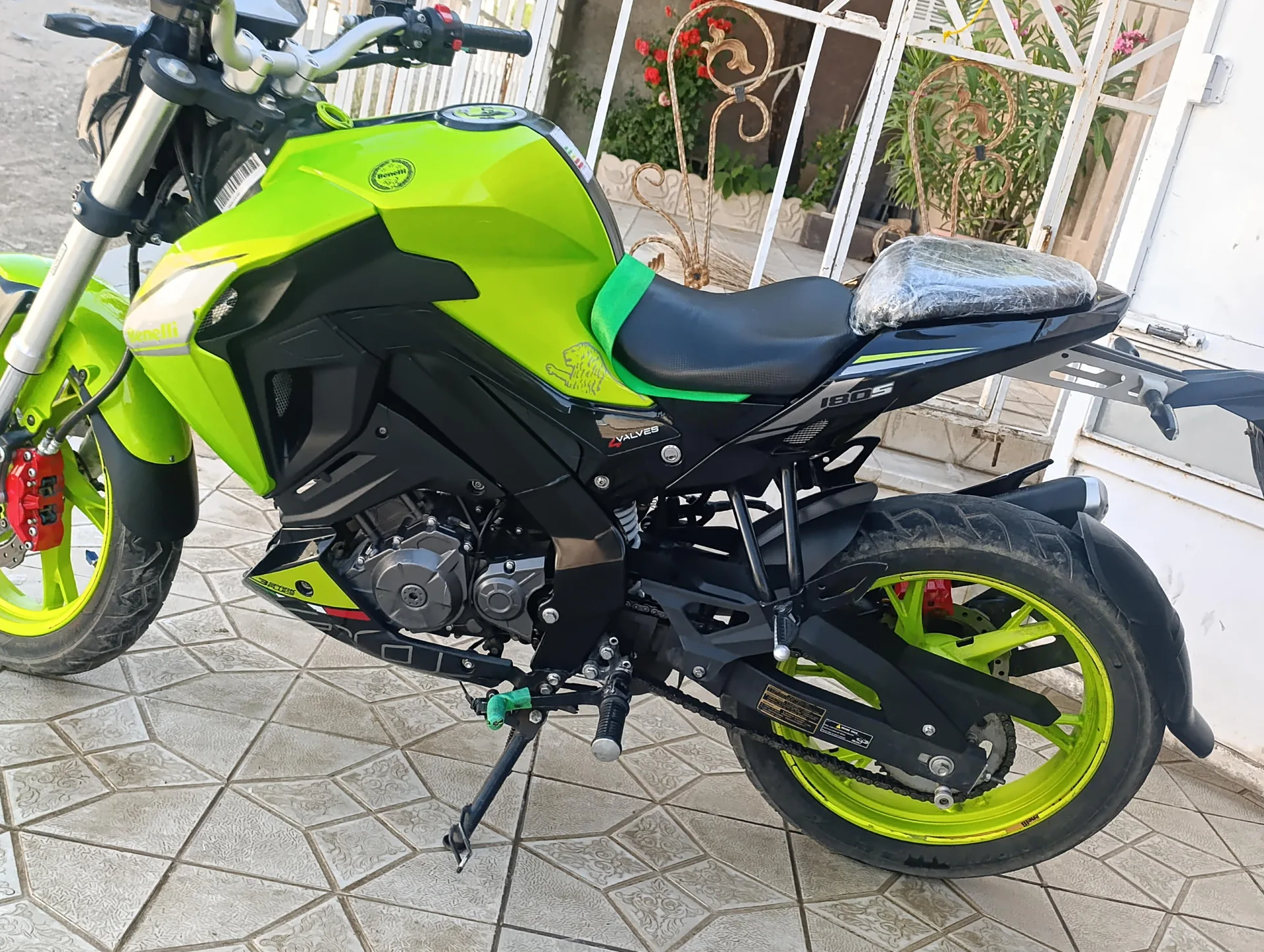 بنلی  TNT 180S 2