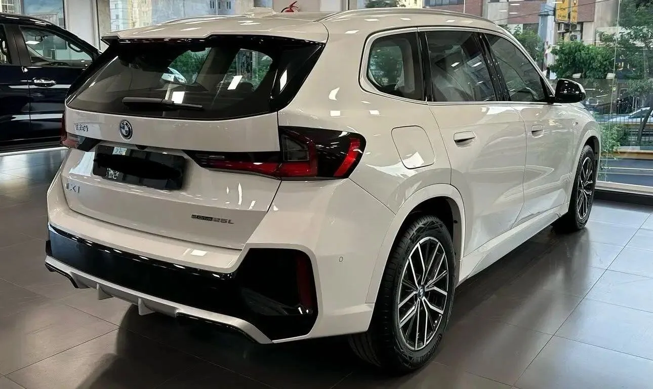 ب ام و  iX1 5