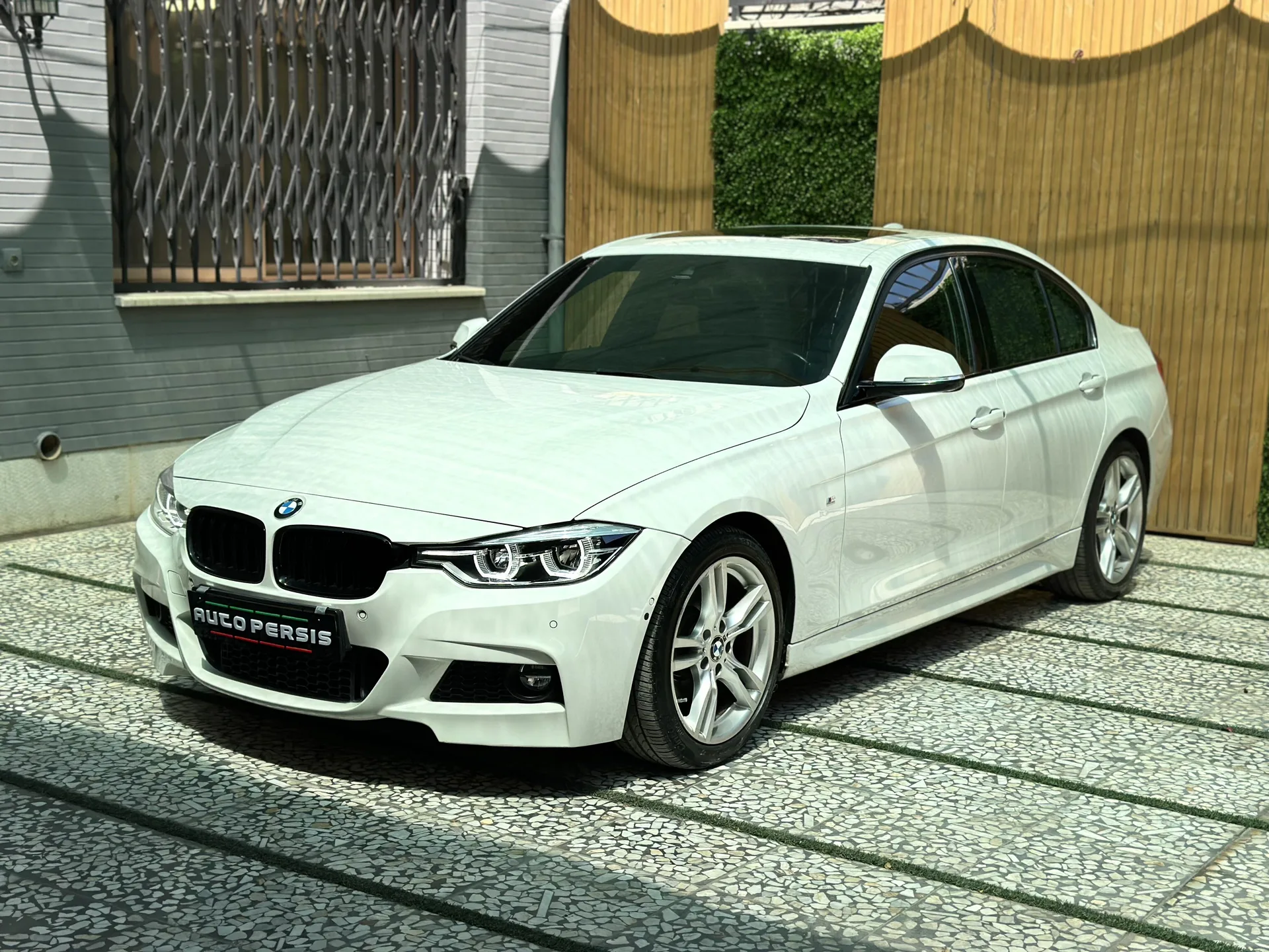 ب ام و  سری 3 سدان 8