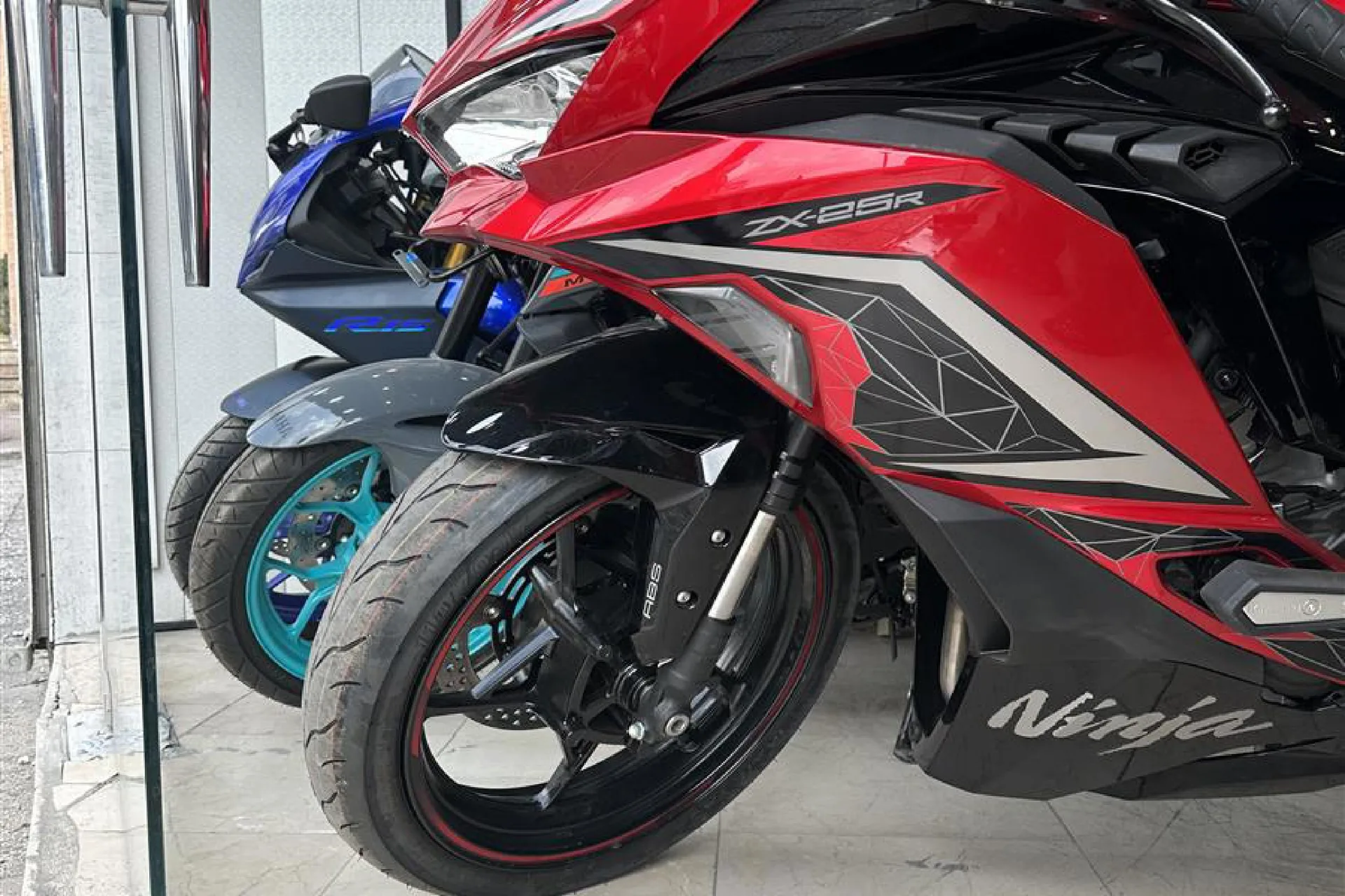 کاوازاکی  نینجا ZX-25R 2