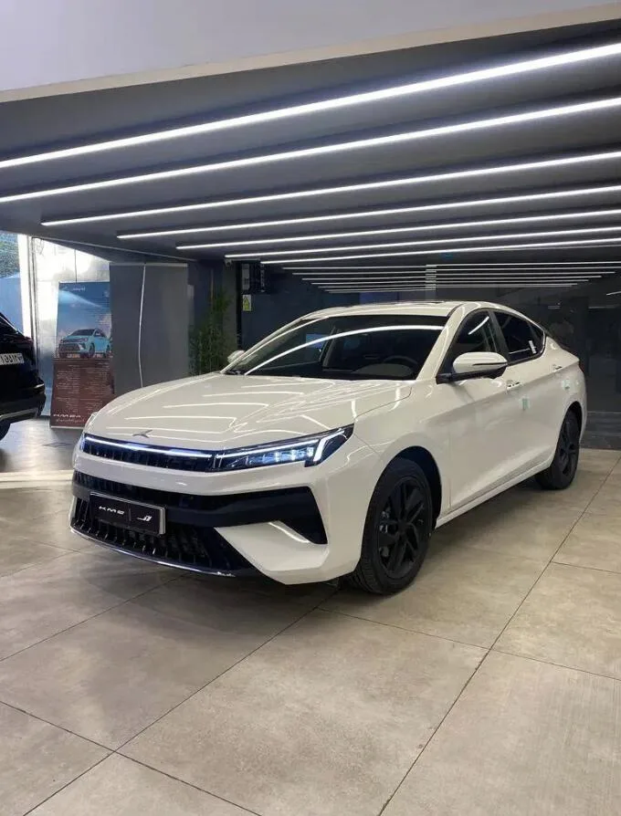 کی ام سی J7
