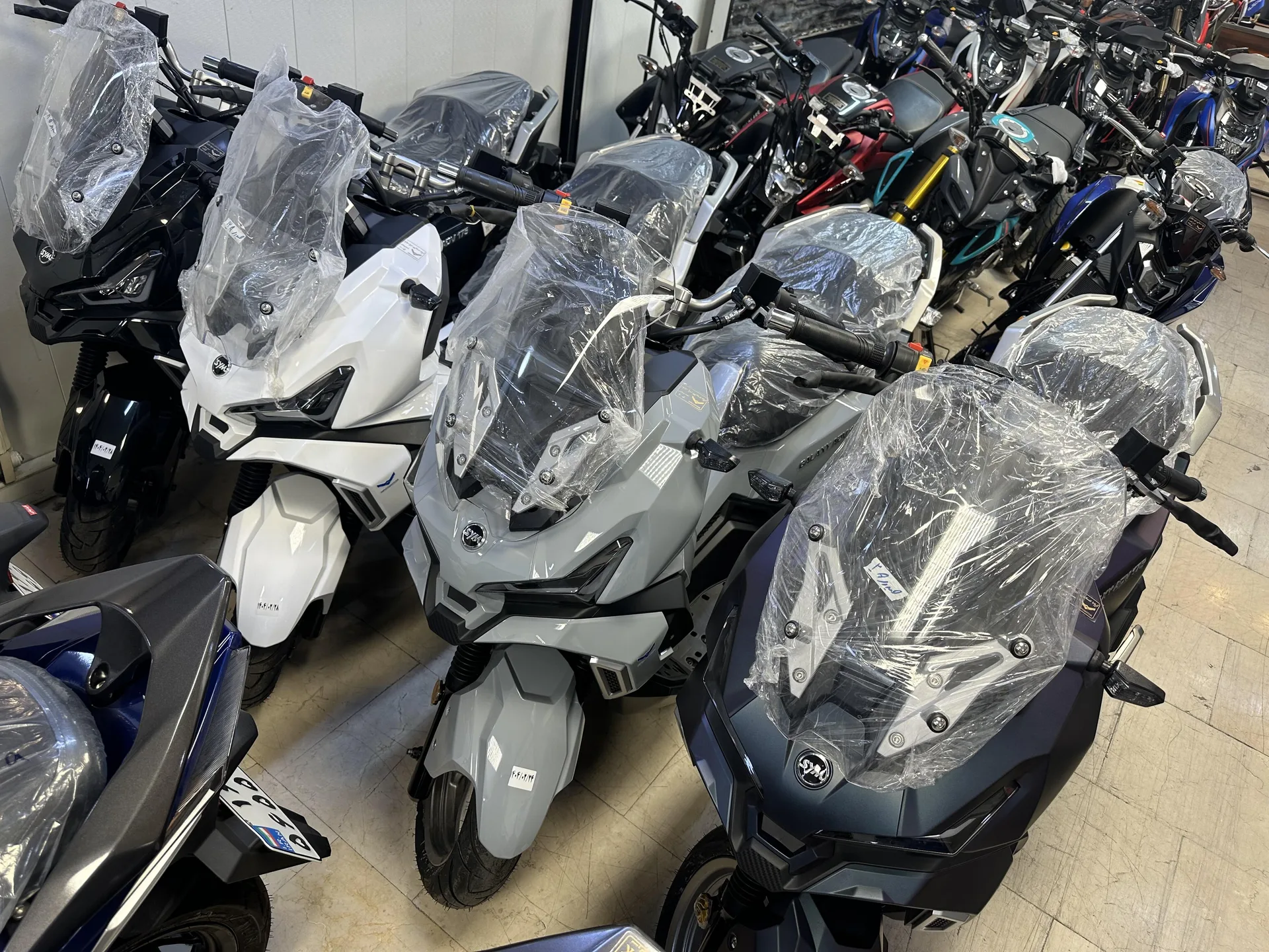 اس وای ام  ADV 175 3