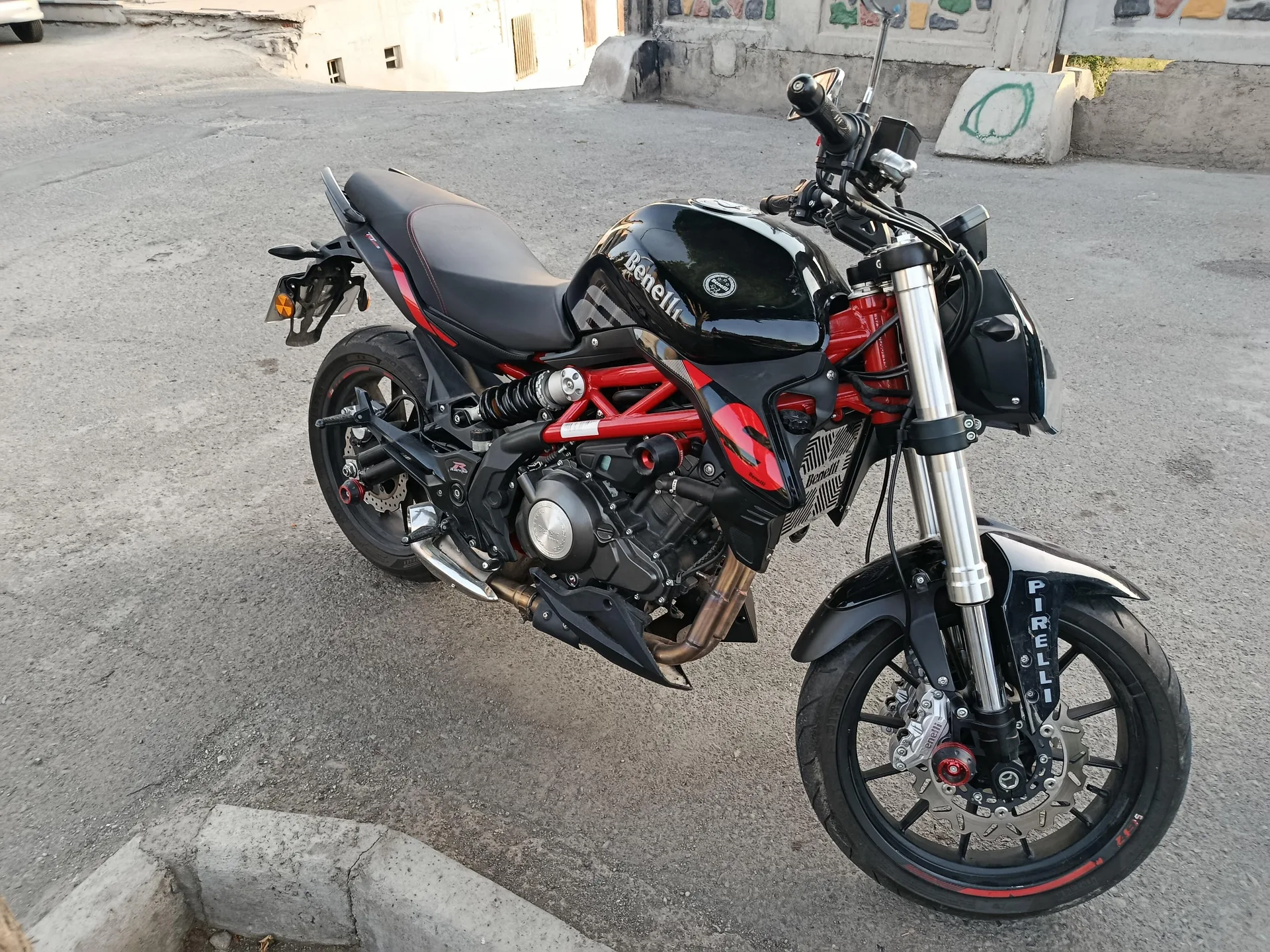 بنلی TNT 300