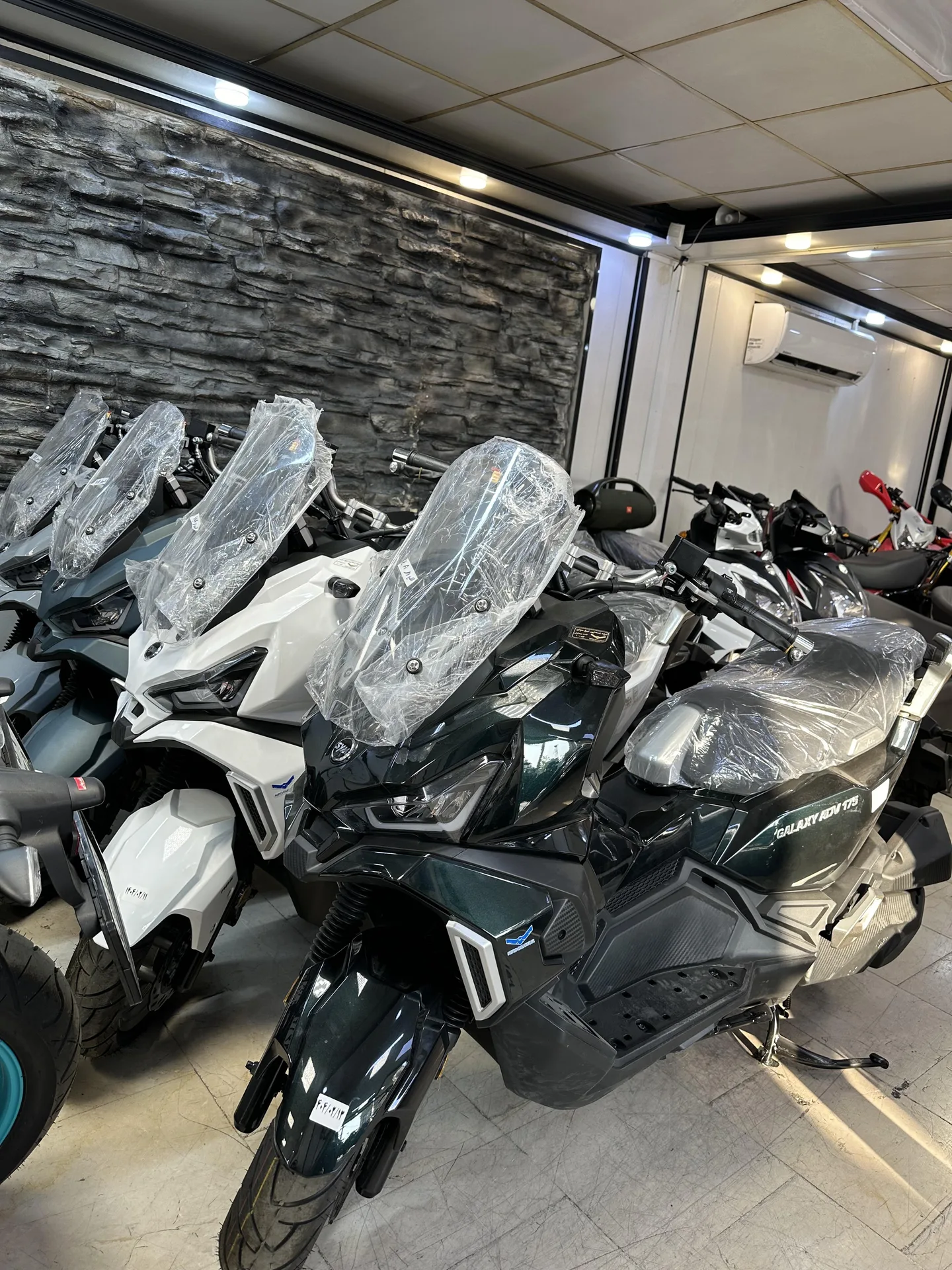 اس وای ام ADV 175