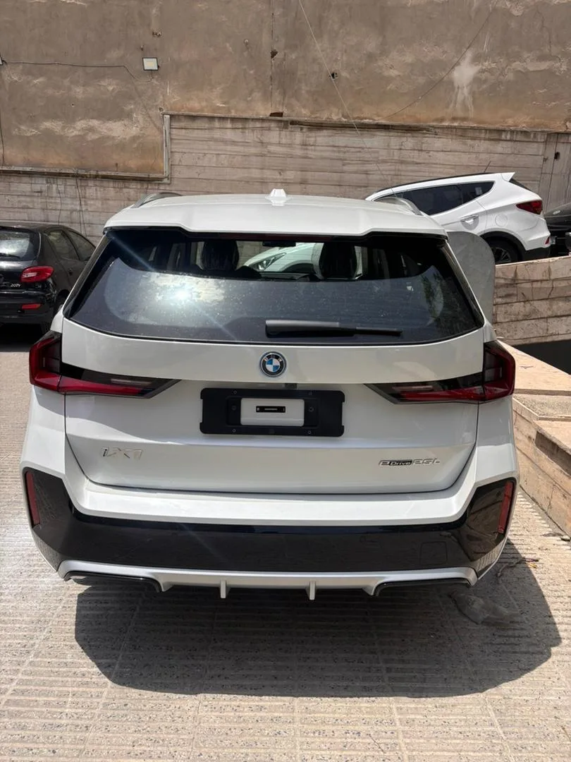 ب ام و  iX1 2