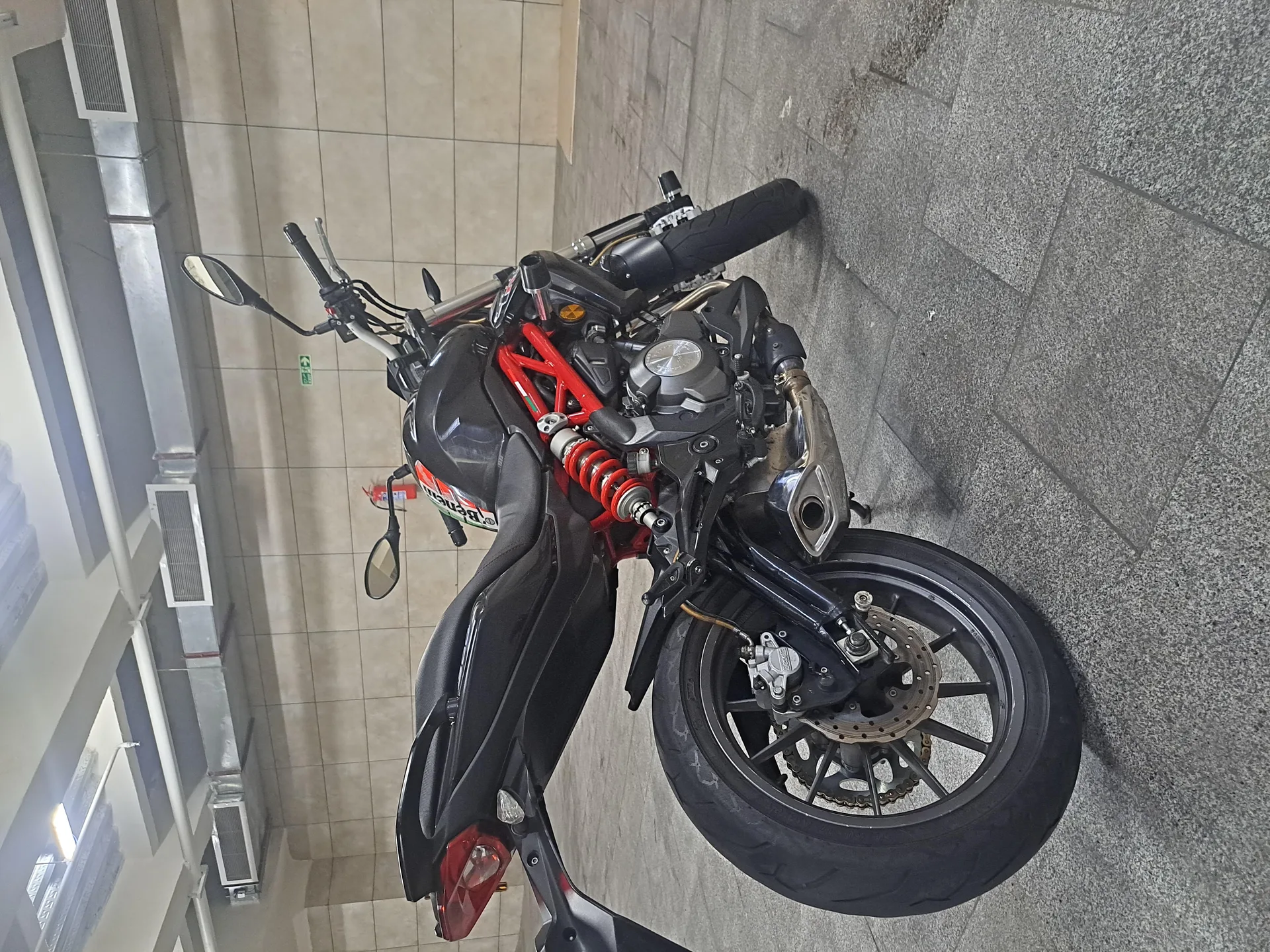بنلی  TNT 300 3