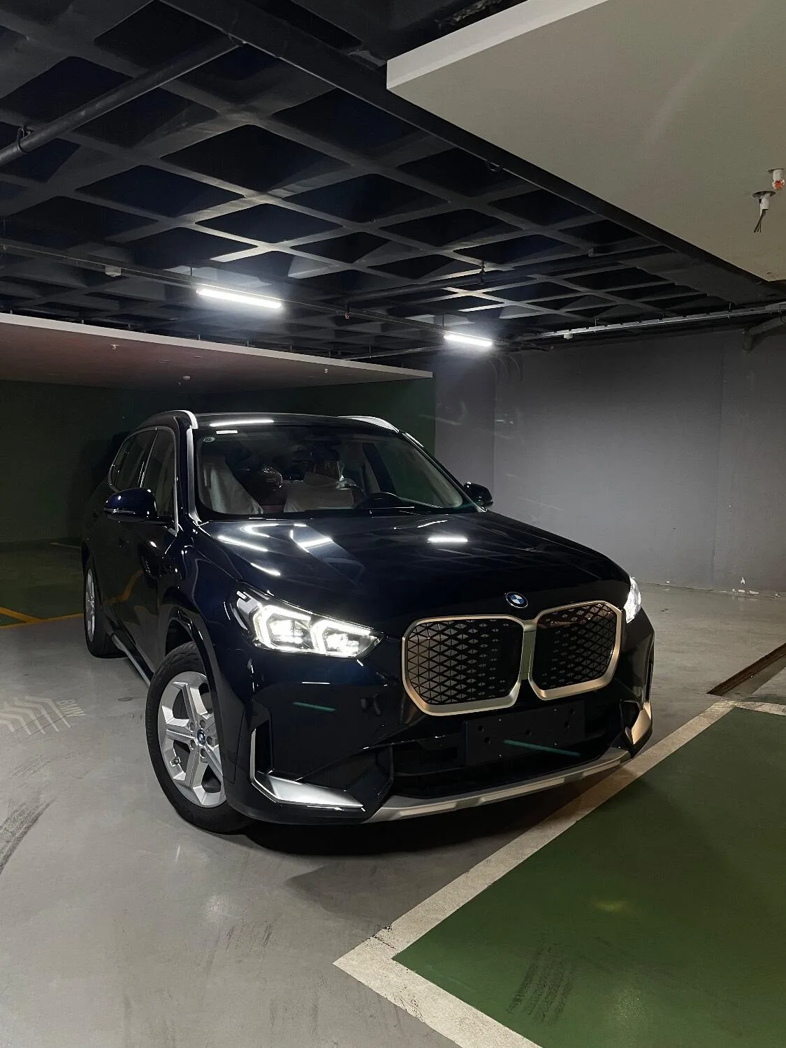 ب ام و  iX1