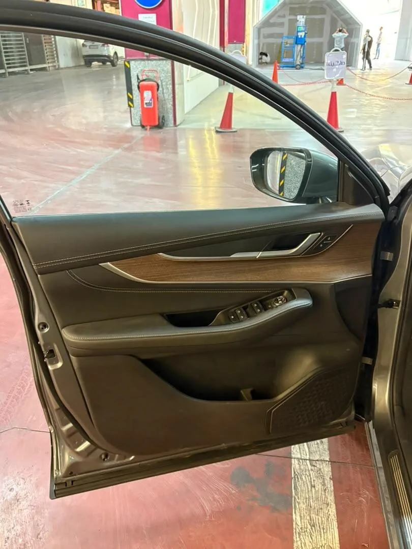 ام وی ام  X77 8