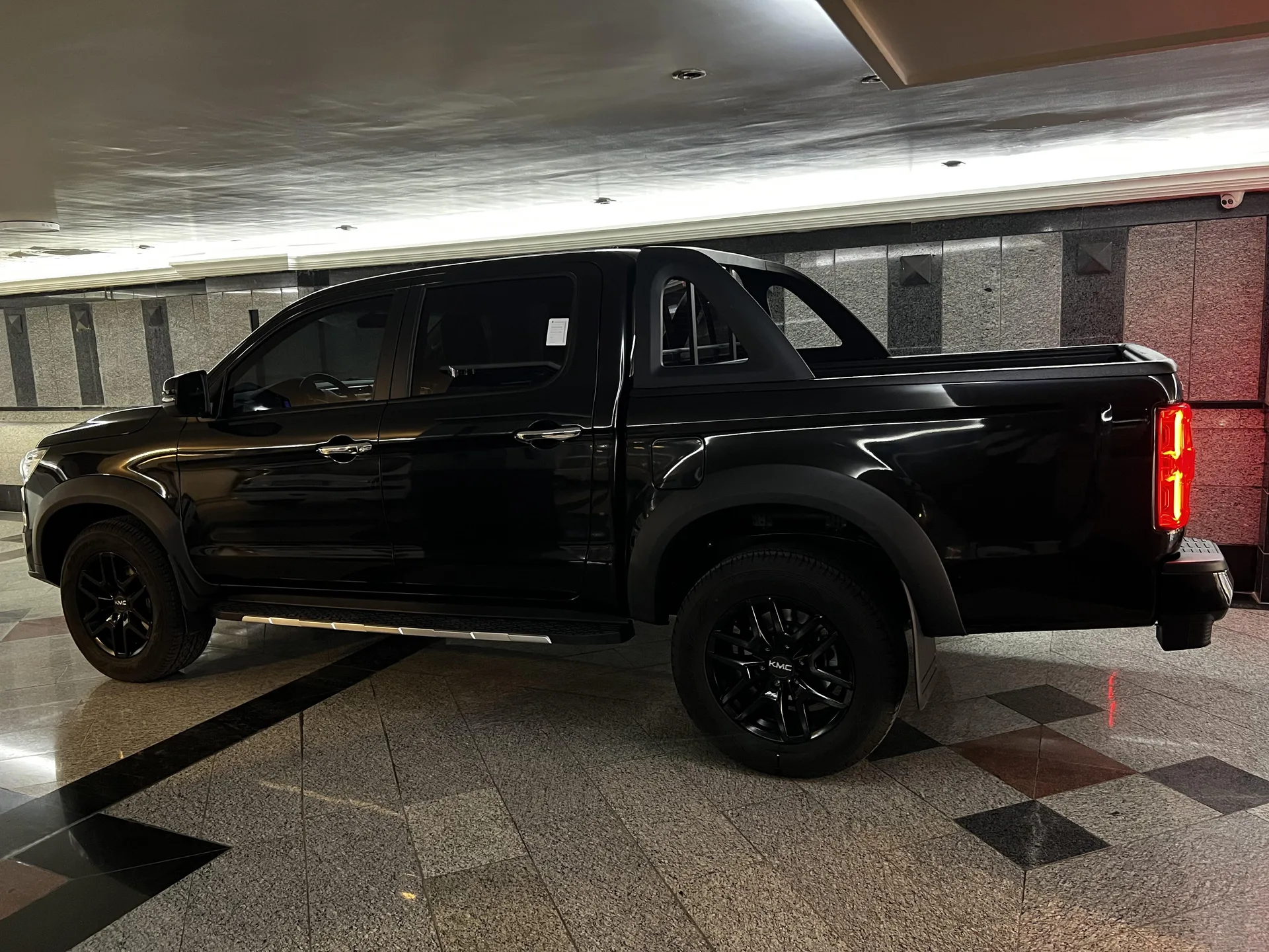 کی ام سی  T8 2