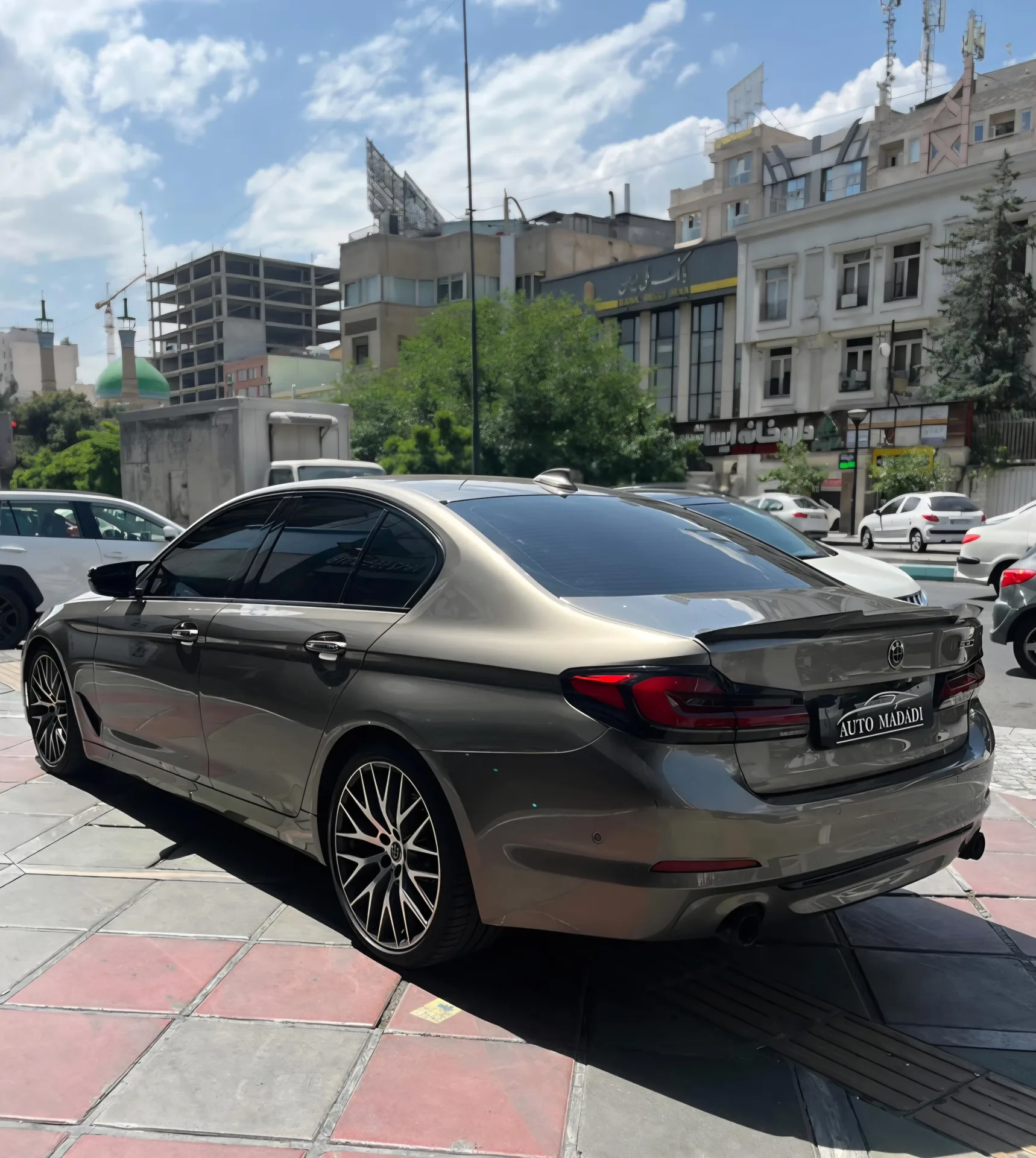 ب ام و  سری 5 سدان 4