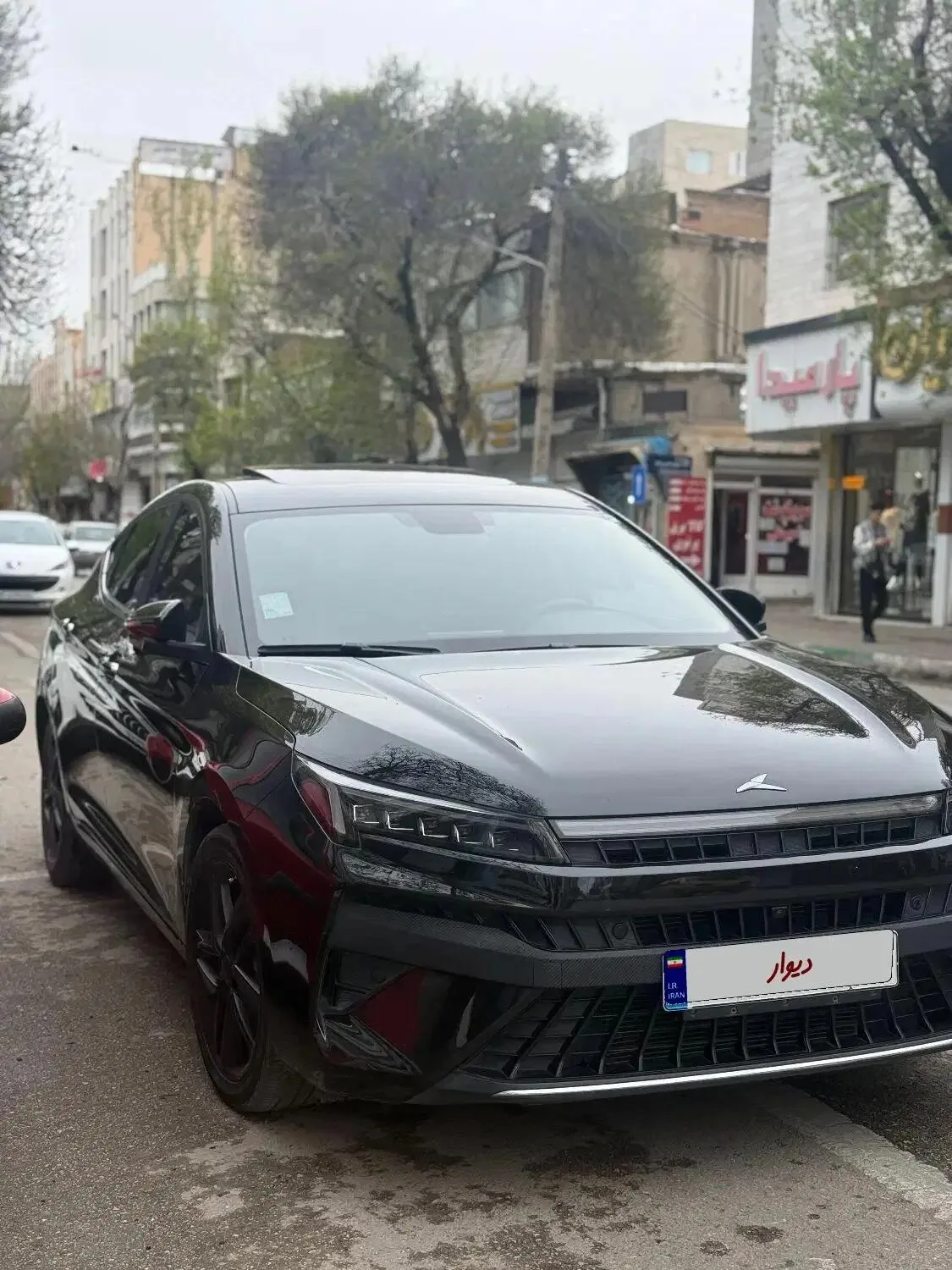 کی ام سی J7