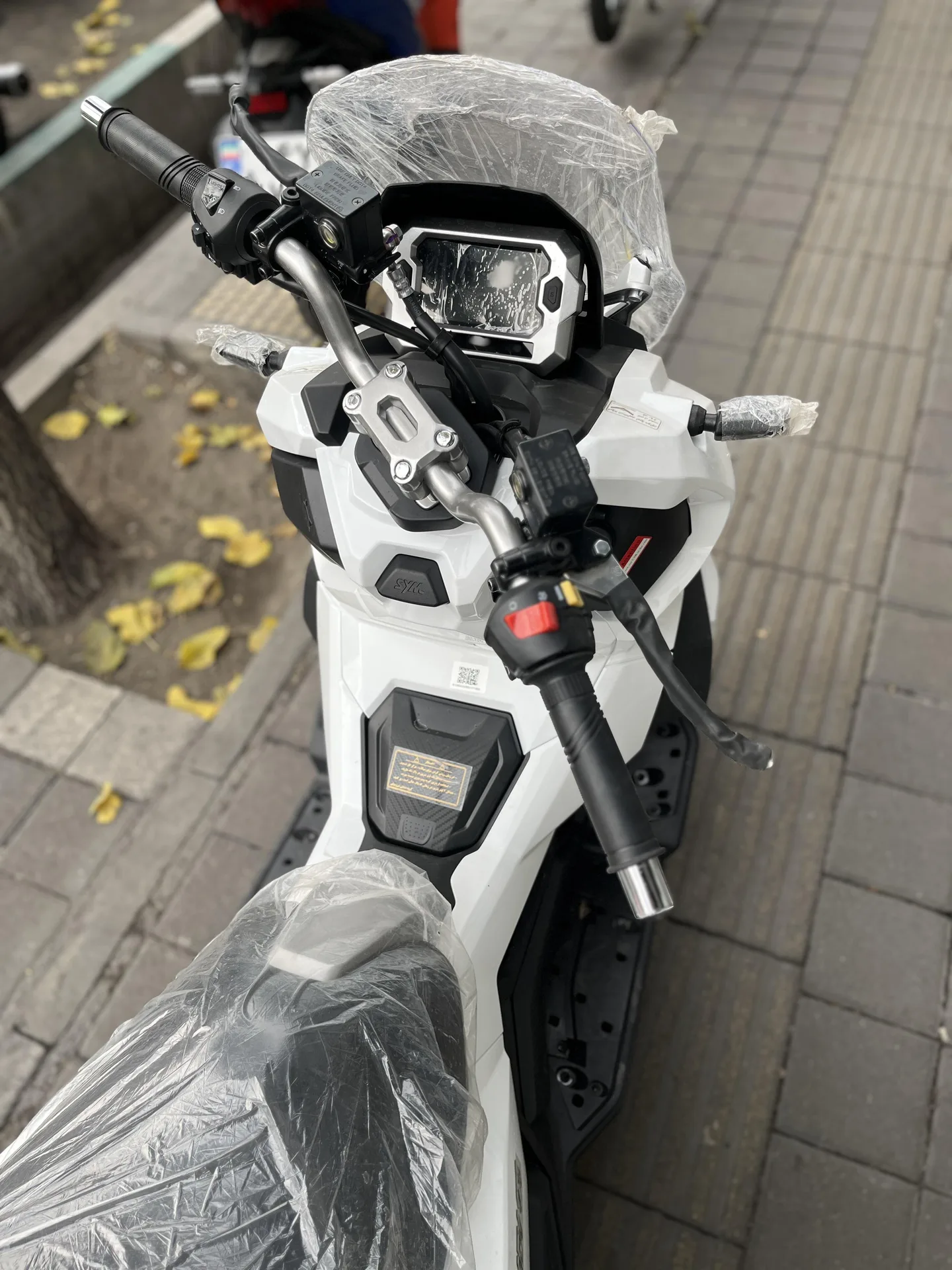 اس وای ام  ADV 175 2