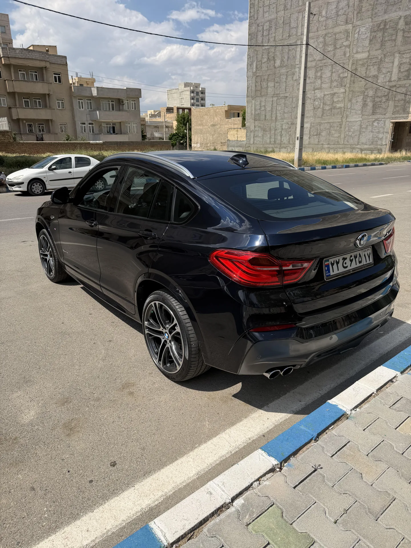 ب ام و X4